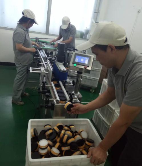 员工操作灌装机