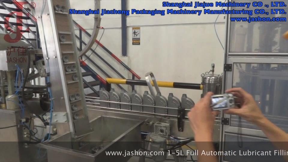 国外客户参观冷冻机油生产线和冷冻机油灌装机