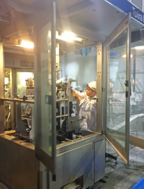 生产车间对食用油灌装机进行全方位清