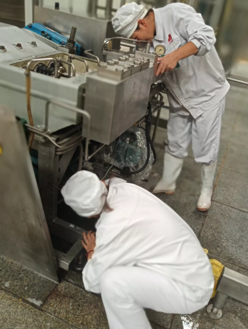 生产车间对食用油灌装机进行全方位清